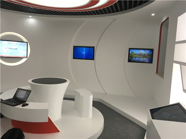 光谷展廳壁掛觸摸廣告機