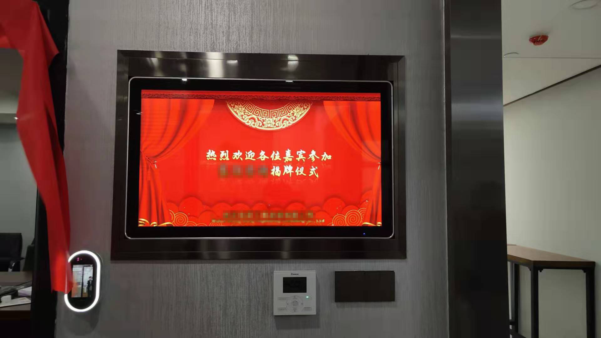 武漢某公司32寸立式網(wǎng)絡(luò )廣告機